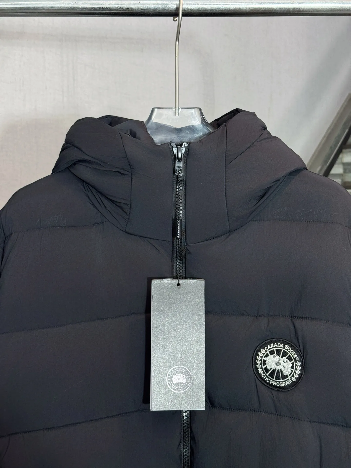 P730 model number: HE418 Canada Goose-Canada Goose hooded sleeves small label down jacket The fabric is made of high-density pure cotton gauze fabric, with a delicate and smooth feel. The inner filling is made of 50% white duck down, which has high fullness and good thermal insulation effect in winter. You can survive the winter in one piece of clothing. The original goose black label is sewn on the chest, and the nameplate letters and blouson sleeves are sewn on the cuffs to prevent winter wind.  Color: Picture Color Size: 1 2 3 4 Top! Canada 🦢➡️Canada Goose hooded reflective stripe down jacket has always been recognized as the warmest down jacket. Various Instagram celebrities, Internet celebrities, and celebrities often wear it for street photos. I do Canada Goose every year, but I still can’t get rid of my love for the geese. No matter how cold the weather is, there is no need to be afraid, because there are geese!  Down: 80% white duck down filling (real) 400 grams of down filling! Perfect fluffiness. Accessories: A full set of customized accessories. Canada Goose is the legendary warmest down jacket and is known as a must-have for Arctic outdoor sports! The most popular down jacket in the world, celebrities are rushing to buy it, it is a must-have!  Unisex Color: Black Size: M L